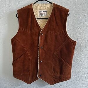 Vintage suede vest with Sherpa lining size medium. Great condition.